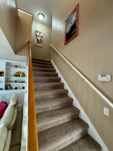 Televisyen dan/atau pusat hiburan di Spacious Room in A Nice House