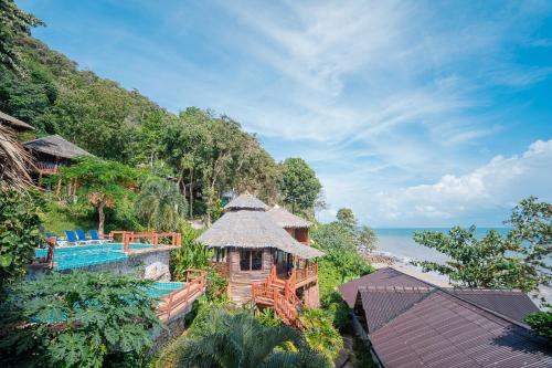 俊島的住宿－裕姆島度假村，享有带游泳池的度假村的空中景致