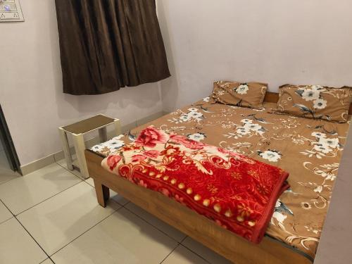 Tempat tidur dalam kamar di Ghanshyam Hotel