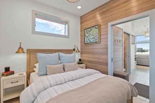 1 dormitorio con 1 cama grande y baño en Tillamook Bayfront Cottage - Amazing Views - Garibaldi, en Garibaldi