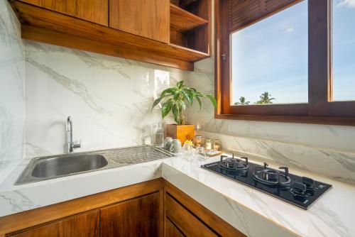 uma cozinha com um lavatório e uma bancada em The Vinaya Boutique Hotel em Ubud