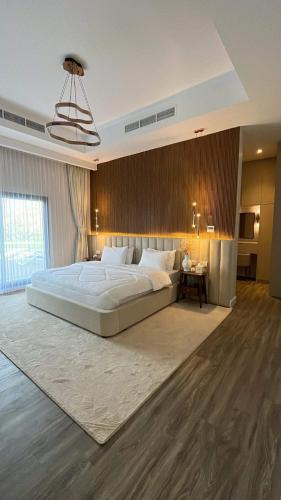 een grote slaapkamer met een groot bed en een bureau bij Sheema Lodge in Hatta
