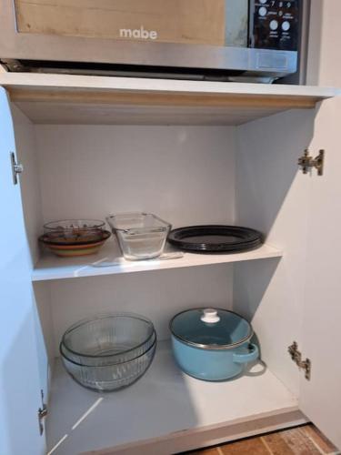 a shelf with two bowls and a microwave at Casa en el centro de San Cristóbal in San Cristóbal de Las Casas