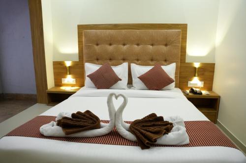 1 Schlafzimmer mit 2 Schwänen Handtüchern auf einem Bett in der Unterkunft HOTEL PRESTON in Mumbai