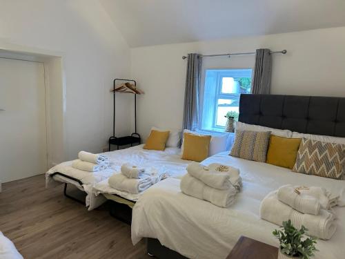 1 dormitorio con 2 camas y toallas. en Entire Cottage The Nest, Omeath near Carlingford 
