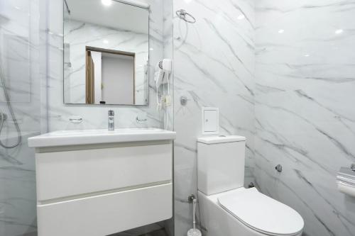 Bilik mandi di Apart-hotel on Koghbatsi 16