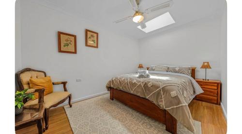 Uma cama ou camas num quarto em Guesthouse in W Gosford Centre
