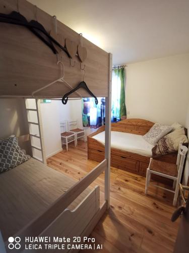 - une chambre avec 2 lits superposés et du parquet dans l'établissement L'étape Bien être chambre triple, à Camps-sur-lʼAgly