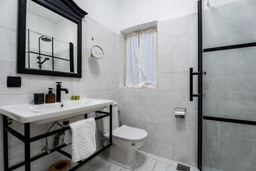 W łazience znajduje się umywalka, toaleta i lustro. w obiekcie MrGolinski w Dubrowniku
