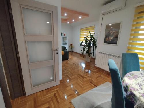 a room with a door and a table and chairs at Stan Ledine in Ledine