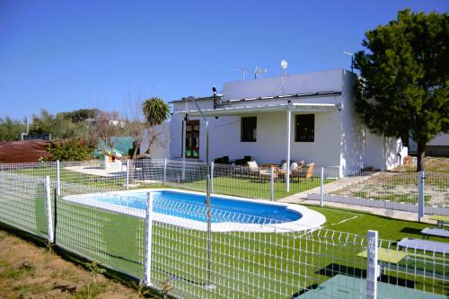 une maison avec une piscine derrière une clôture dans l'établissement La Casa del Carreron, à Montilla