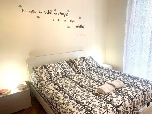 a bedroom with a bed with stars on the wall at Lingotto relax, Inalpi, Lingotto Fiere, stadio, centro Torino in Turin