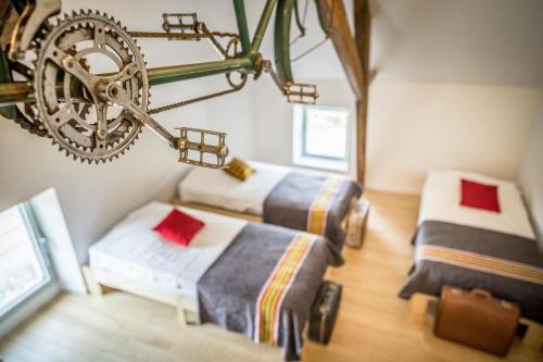 蘇亞克的住宿－LA BICICLETA RAVITO，客房设有两张床和吊灯。