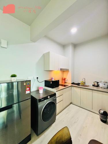 a kitchen with a washer and a dishwasher at Maison life 小居屋 Jesselton Quay CityPads in Kota Kinabalu