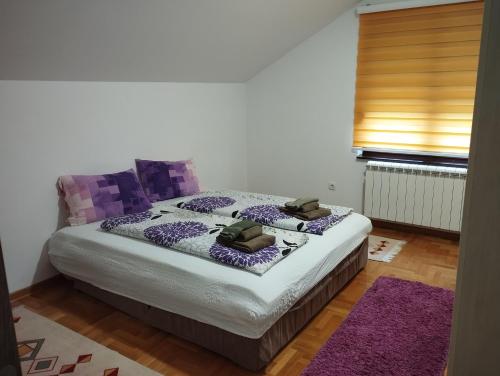 - une chambre avec un lit et une couette violette dans l'établissement Stan Ledine, à Ledine