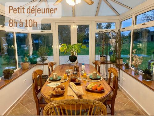 una sala da pranzo con tavolo e cibo di Duguesclin entre Dinan et Plages a Corseul