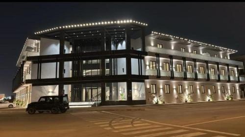 um edifício com um carro estacionado em frente em Al Azmy Al Ared Hotel em Riade