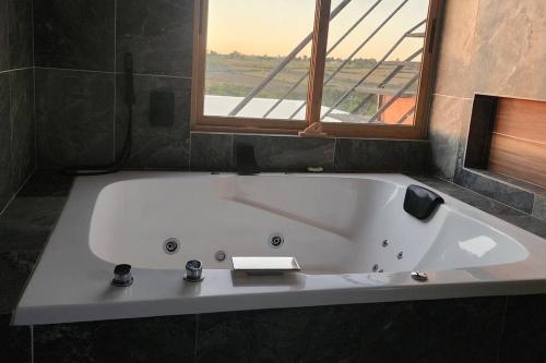 bañera blanca grande en el baño con ventana en Terraza, Casa, Cabaña, Campo, en Arandas
