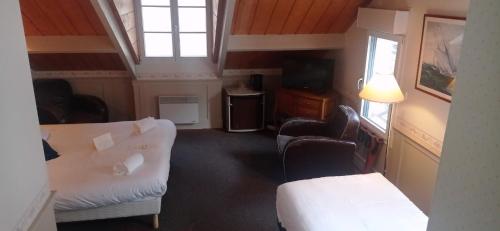 uma sala de estar com um sofá branco e cadeiras em Le Querrien em Cancale
