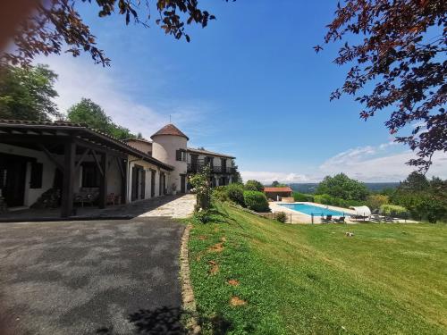 an external view of a house with a swimming pool at Appartements Vallée Verte in Razac-sur-lʼIsle