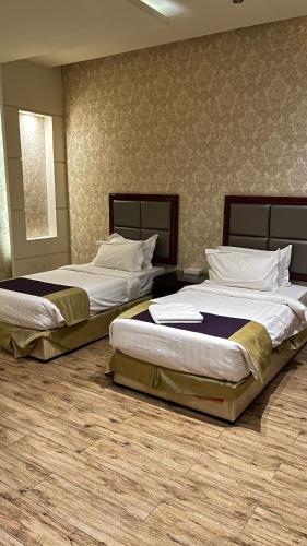 two beds in a hotel room with at Tola Holiday House Al Rimal in Riyadh
