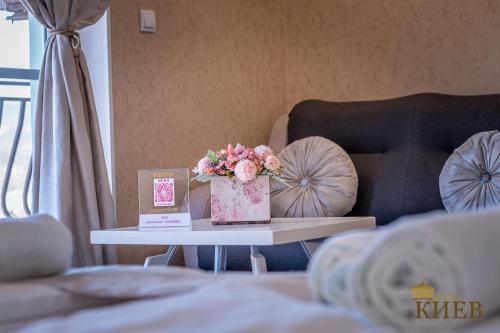 a table with a bouquet of flowers on it at Hotel Kiev in Veliko Tŭrnovo