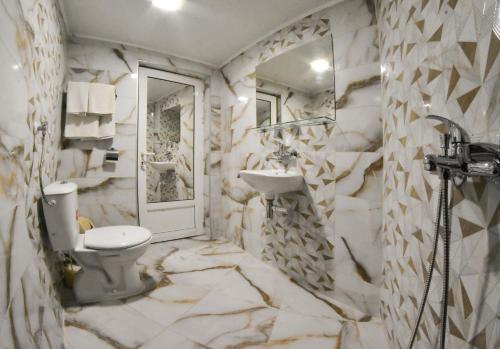 VratsaにあるHotel Rade 1のバスルーム(トイレ、洗面台付)