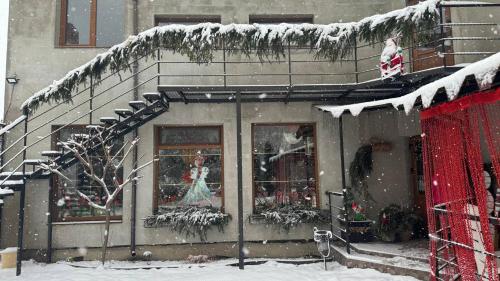 een winkel met etalagepoppen in de ramen in de sneeuw bij Ukrainochka in Slavske