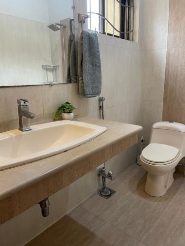 Koupelna v ubytování Family Friendly 2-Bedroom Home Upper Portion with Parking