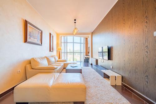 una sala de estar con un sofá y una mesa en Hotel Alexandar Lux, en Podgorica