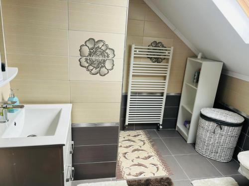 La salle de bains est pourvue d'un lavabo, d'une étagère et d'un escalier. dans l'établissement Casa Potcovarului, à Drăguş