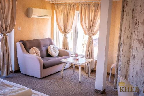 a living room with a couch and a table at Hotel Kiev in Veliko Tŭrnovo