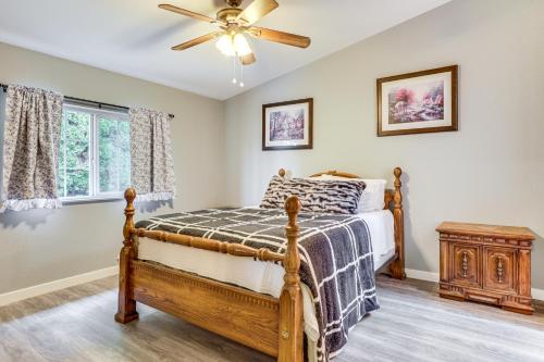 - une chambre avec un lit et un ventilateur de plafond dans l'établissement Charming Stayton Home with Deck and Smart TV!, à Sublimity