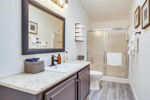 La salle de bains est pourvue d'un lavabo et d'une douche. dans l'établissement Charming Stayton Home with Deck and Smart TV!, à Sublimity