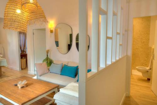 un salon avec un canapé et une table dans l'établissement Nice design flat on the Old Port-Marseille, à Marseille