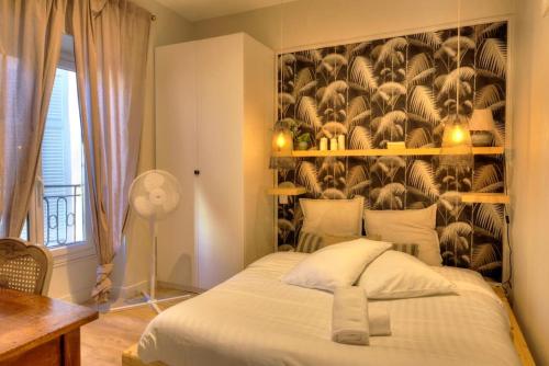- une chambre avec un lit doté d'une grande tête de lit dans l'établissement Nice design flat on the Old Port-Marseille, à Marseille