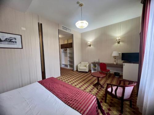 una camera d'albergo con letto e scrivania di Armenian Royal Palace a Yerevan