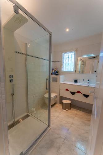 une salle de bain avec une douche en verre et des toilettes dans l'établissement T2 Au coeur des chênes 1831 route de Mazaugues, à Saint-Maximin-la-Sainte-Baume