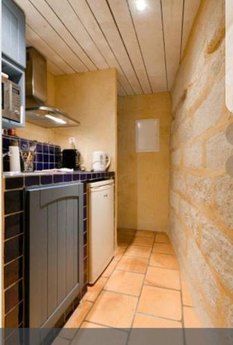 - une cuisine avec un comptoir et un lave-vaisselle dans l'établissement Les suites de charme du Portalet, à Uzès