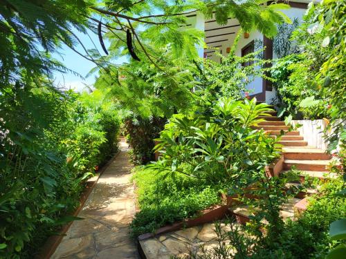 Taman di luar Nyumbani Residence Suites