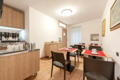 a kitchen and dining room with tables and chairs at Hotel Sole in Assisi