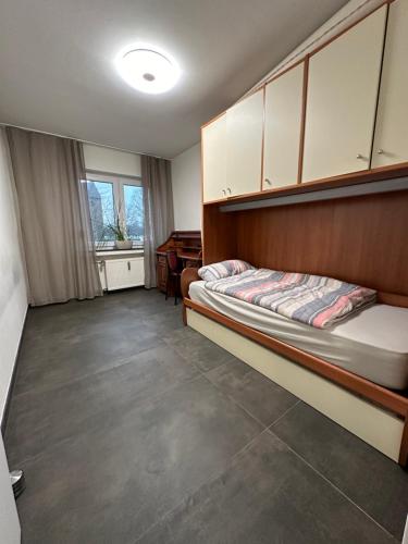 a bedroom with a bed and a desk in it at Moderne Ferienwohnung für 4 Personen im Herzen von Marl*Netflix*Nespresso* in Marl