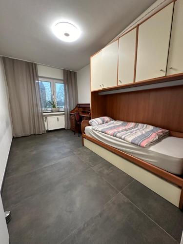 1 dormitorio con cama y escritorio. en Moderne Ferienwohnung für 4 Personen im Herzen von Marl*Netflix*Nespresso*, en Marl