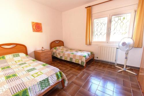 1 Schlafzimmer mit 2 Betten und einem Fenster in der Unterkunft Catalunya Casas Heart of Costa Brava and 2,7km to beach in Blanes