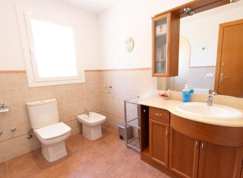 ein Bad mit einem WC und einem Waschbecken in der Unterkunft Catalunya Casas Heart of Costa Brava and 2,7km to beach in Blanes