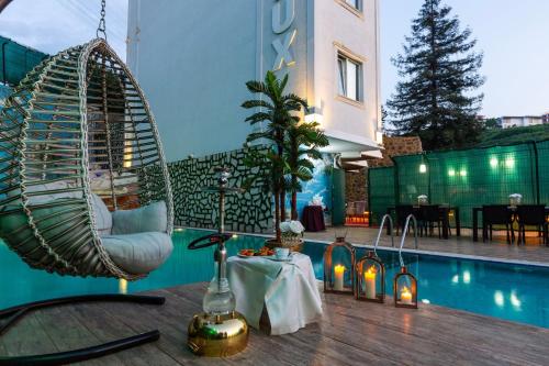 un patio avec une table à côté d'une piscine dans l'établissement LİFE POOL SUİTE HOTEL, à Trabzon