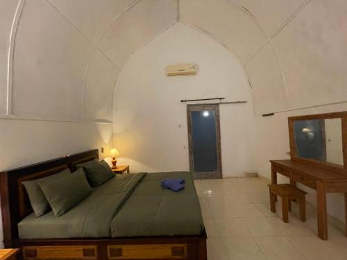 1 dormitorio con 1 cama con techo abovedado en Rumah Tiga Gili #Lumbung, en Gili Air