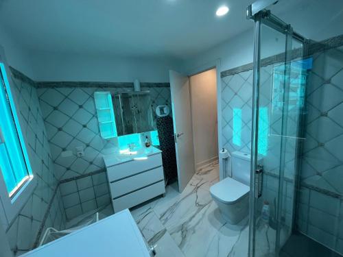 a bathroom with a shower and a toilet at MAGNÍFICO ADOSADO CERCA DEL MAR in Canet de Berenguer