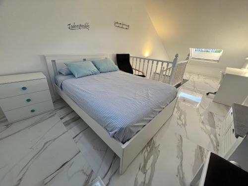 a white bedroom with a bed and a desk at MAGNÍFICO ADOSADO CERCA DEL MAR in Canet de Berenguer