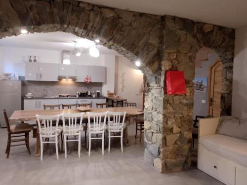 - une cuisine et une salle à manger avec une table et des chaises dans l'établissement strada antica, à Novalesa